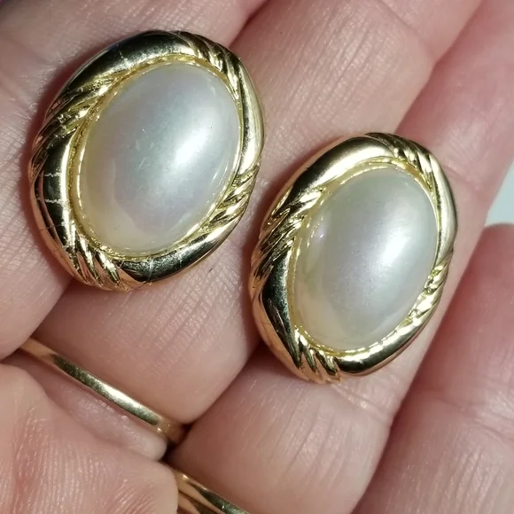 Relisted -Vintage pearly earrings on original card gold tone pierced iridescent - Picture 5 of 12